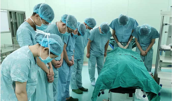  东东离世后捐献器官 医生护士向他鞠躬。