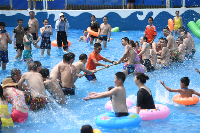 水中拔河，难度不小 杨孝勇 摄