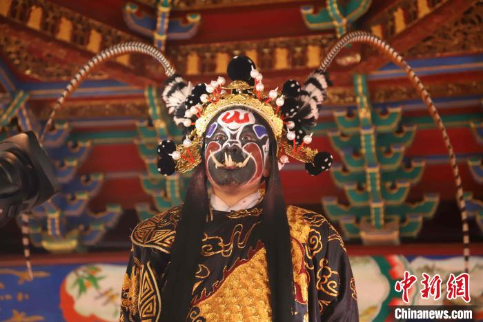 “耍牙”绝技。　吴立高 摄