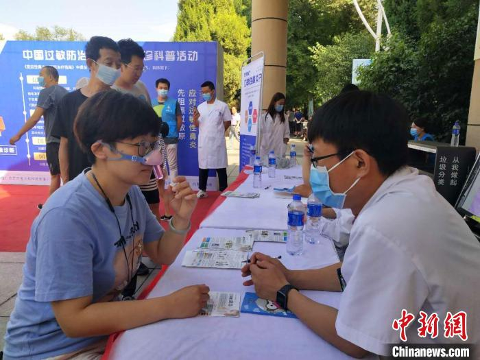 图为患者向医生咨询鼻炎防治知识。　张林虎 摄