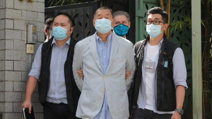 黎智英今早被捕（图自港媒）