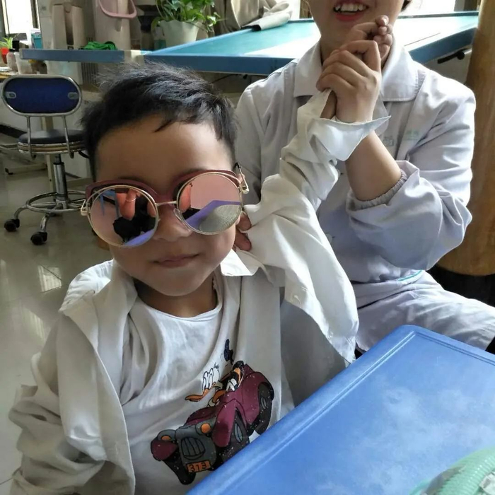 ▲SMA患儿在医生指导下进行康复训练。受访者供图