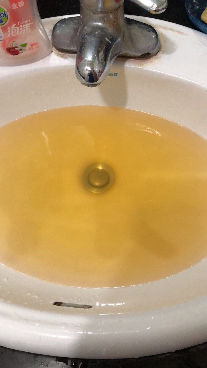 自来水放入盥洗池内后明显发黄。受访者供图