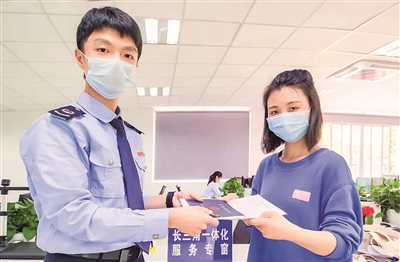  企业在上海市青浦区行政服务中心税务窗口办理跨省（市）迁移业务。 上海市青浦区税务局供图