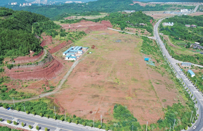 一座山头已被削为宽阔平地的安徒生童话乐园，首个地块已由巴州区政府一平台公司摘牌。