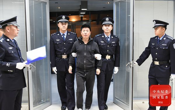 2016年11月12日，在中央反腐败协调小组国际追逃追赃工作办公室的统筹协调下，经中国和新西兰两国执法部门密切合作，潜逃海外15年之久的闫永明回国投案。图片来源 中央纪委国家监委网站