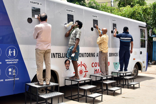 ▲7月31日，在印度海得拉巴，人们进行新冠病毒检测。新华社发