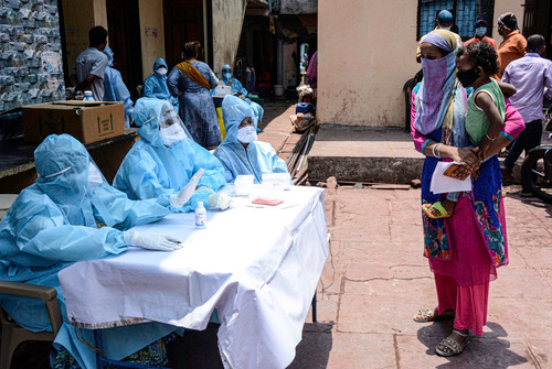 ▲资料图片：4月18日，医务人员与印度孟买塔拉维贫民窟的居民交谈。新华社发
