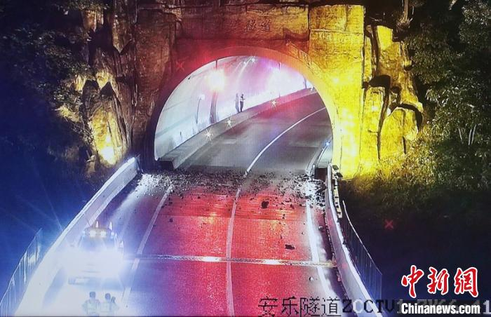 雅康高速发生落石的隧道口，交警已采取临时交通管制。高速交警提供