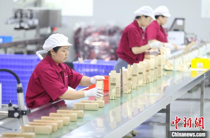 化妆品企业生产车间 何伟卫 摄