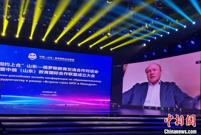 俄罗斯联邦总统文化事务顾问、国际俄罗斯语言和文学教师协会主席弗拉基米尔·伊里奇·托尔斯泰在线上致辞。　赵晓 摄