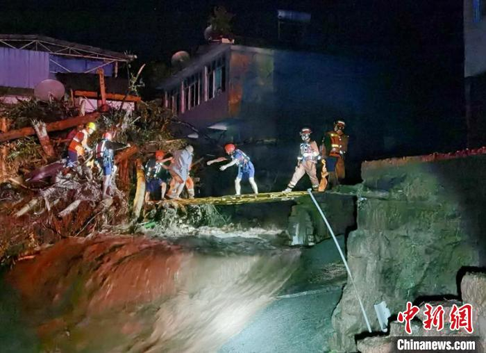 消防救援人员正在转移被困群众。雅安消防供图