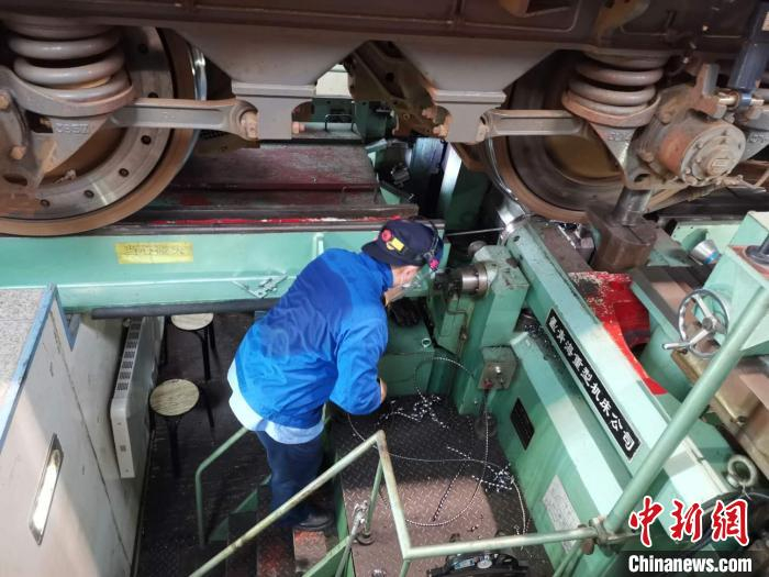 图为工作人员在进行镟修工作。　郝学娟 摄