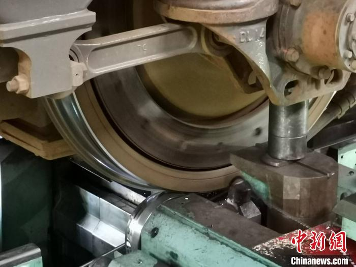 图为正在进行镟修的列车轮对。　郝学娟 摄