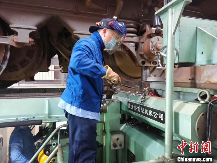 据了解，一台中修机车镟轮从外观检查到最后组装，要经过测量原始数据、计算分刀、轮对装夹、镟修等10余道工序。　郝学娟 摄