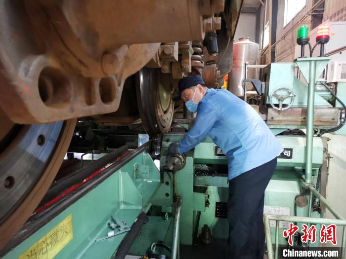 图为工作人员正在作业。　郝学娟 摄