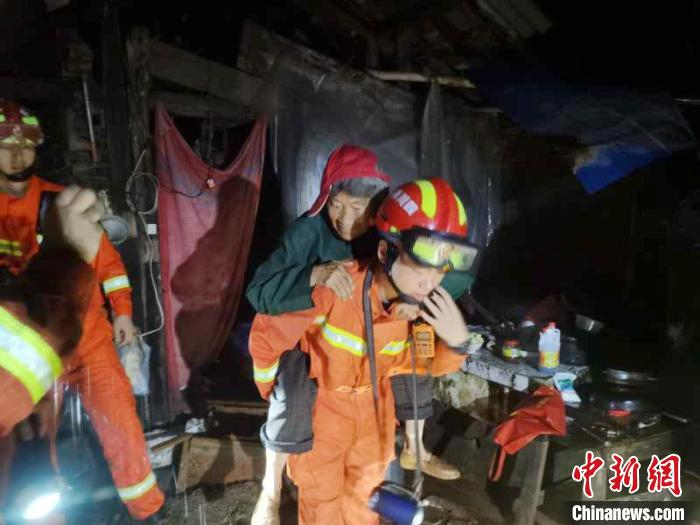 消防救援人员背着老人转移。雅安消防供图