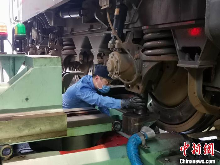 据介绍，镟轮工作对作业人员的专业技术、责任心和作业精准度都有较高要求，他们既要对车轮踏面进行修复，又要尽量延长它的使用寿命。　郝学娟 摄