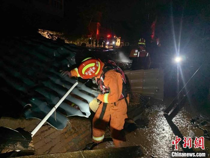消防救援人员正在搜救被困人员。雅安消防供图