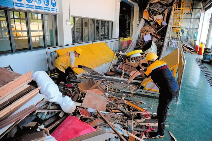 工人把垃圾放进传送带。记者 宋延康 摄