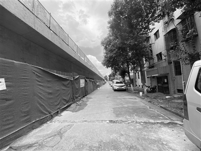 　　高架就建在两小区之间