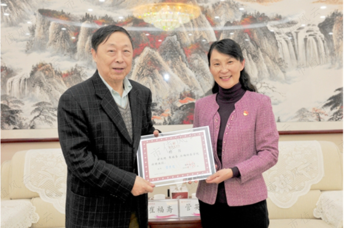 （崔福斋教授-左，图片来源：潍坊医学院官网报道）