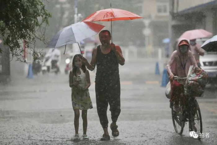 ▲复兴路，市民冒雨出行。新京报记者 郑新洽 摄
