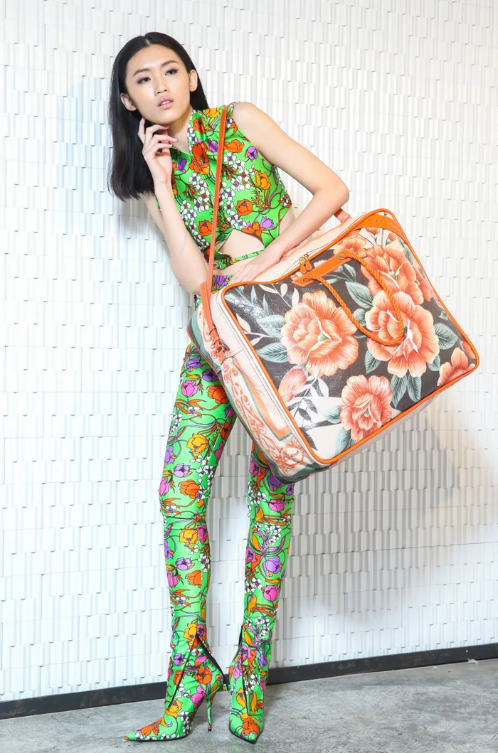 巴黎世家2017春夏系列中的“大花包”。| 图片来源：视觉中国