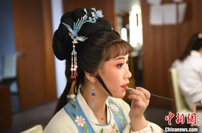 图为越剧演员陈丽在上妆。　张茵 摄