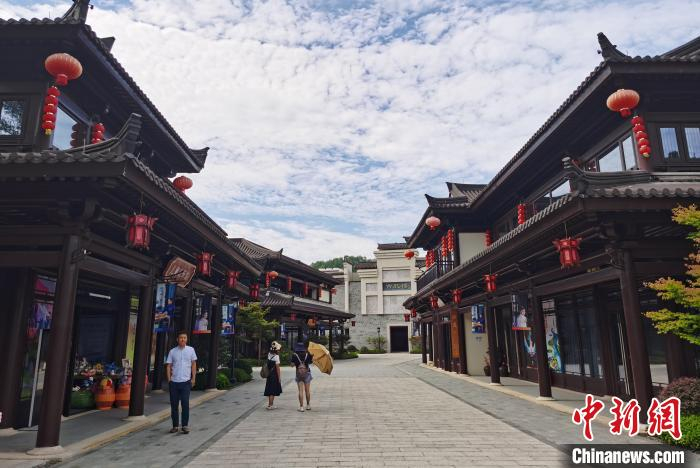 图为三名游客在越剧小镇游玩。　张茵 摄