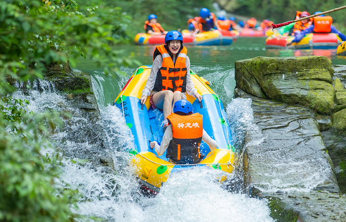 神龙峡漂流总落差达80米 神龙峡景区供图