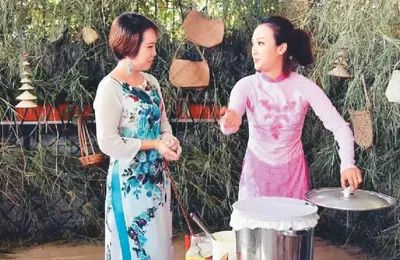 邓丽群（左）在参加一档电视节目录制时，介绍小卷粉的制作工艺。（受访者供图）