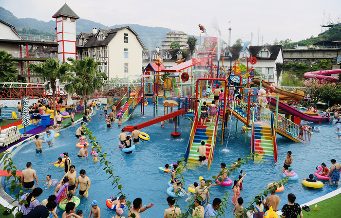 美心水上乐园内，市民正在欢快耍水 美心红酒小镇供图