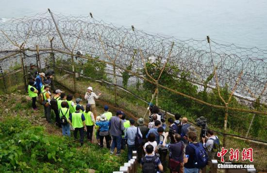  2019年，韩国首次向公众开放非军事区徒步游。图为游客正在体验徒步游，步道周围铁丝网环绕。中新社记者 曾鼐 摄