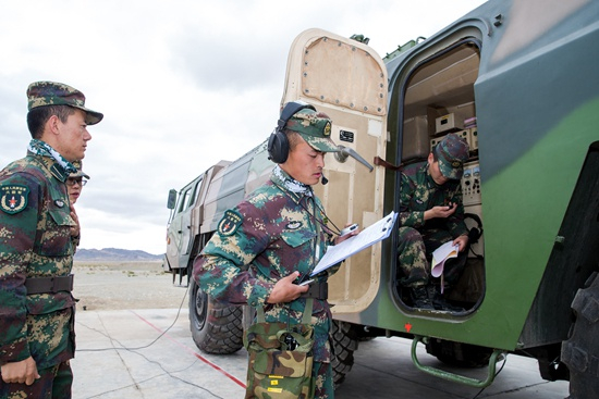 　　男学员发射班组0号手王海成向指挥所报告操作阶段完成情况。罗显廷/摄