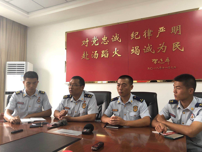 陈陆战友在讲述翻船事故的经过。从左到右：李俊杰、方锐、常青、李顺。新京报记者 冯雨昕 摄