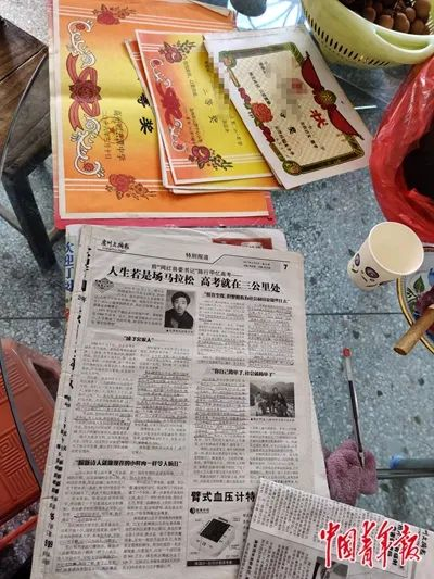 当事人的奖状。中青报·中青网见习记者 张艺/摄