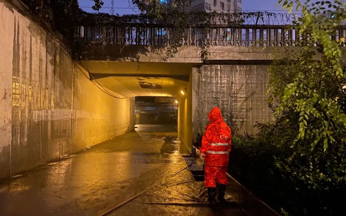 ▲守在广渠门桥附近的排水工人。新京报记者肖薇薇摄