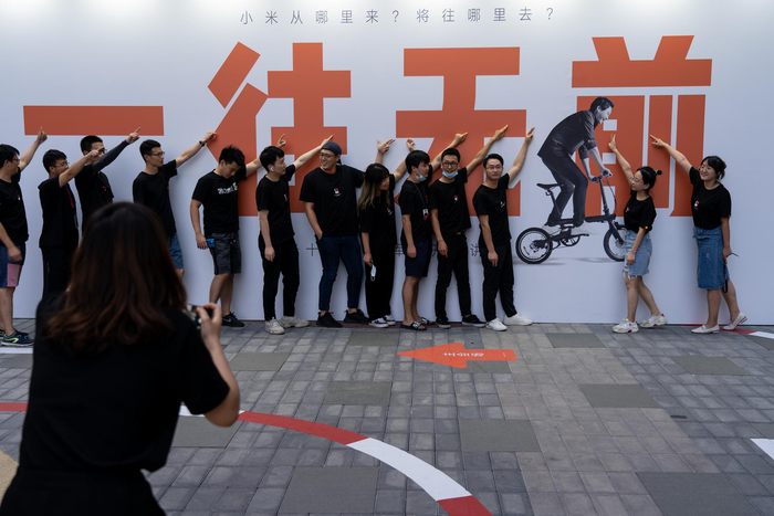 雷军演讲当晚，在小米科技园里庆祝小米十周年的员工在合影（许诺 摄）