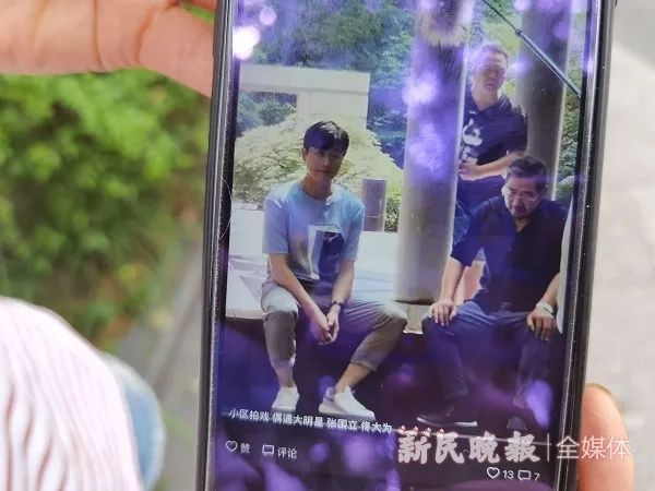 居民向记者提供演员剧照