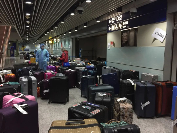 ▲资料图片：这张摄于2020年3月的照片显示的是北京首都国际机场专门为入境乘客开辟的行李提取大厅。