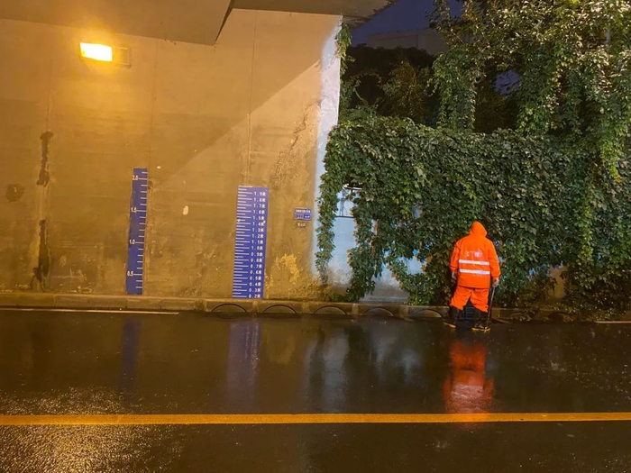 ▲夕照寺铁路桥洞内侧的防洪标尺。