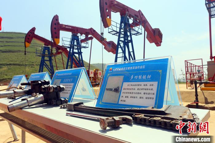 众多小发明、小创造被应用在了实际工作中，减少了采油作业过程中产生的污染。　高展 摄