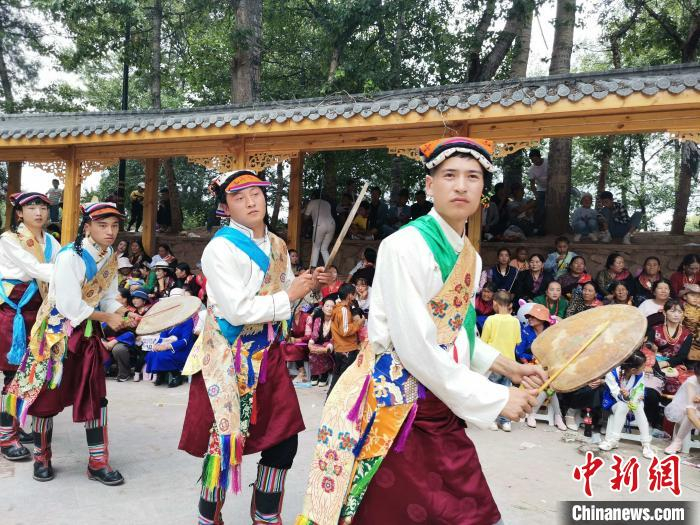 图为男子手持羊皮鼓跳神舞。　郭晋 摄