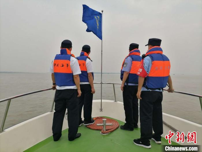 执法人员在长江江面巡查。　袁昕 摄