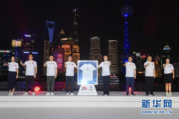 △安踏在上海北外滩举行的国旗款系列服饰秀。