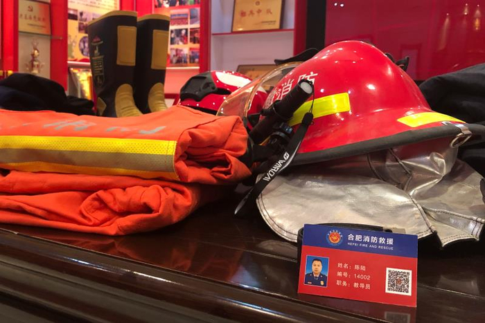 陈陆生前所用的消防装备。新京报记者 冯雨昕 摄