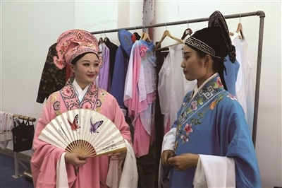  淮海戏演员在后台对台词