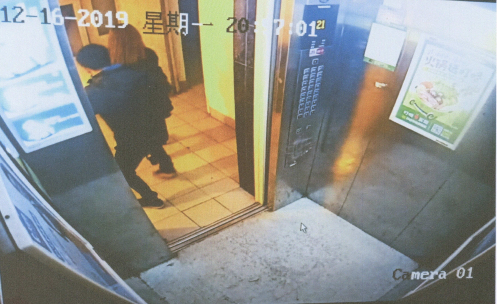 图说：案发时的监控录像。虹口检察院供图