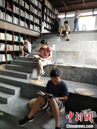 浙江丽水松阳陈家铺村先锋书店平民书局，读者在此阅读。　范宇斌 摄